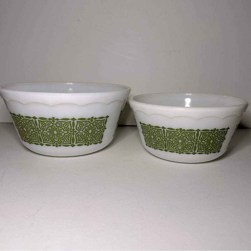 Vintage Set of 2 Retro Bowls